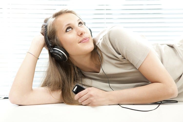 Mooie vrouw luistert naar muziek