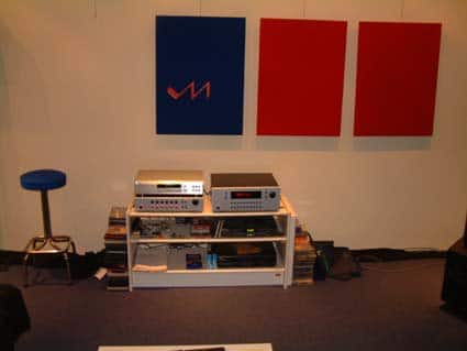 De luisterruimte met eigen surround-apparatuur en gemodificeerde apparatuur van onder meer Marantz en Philips.